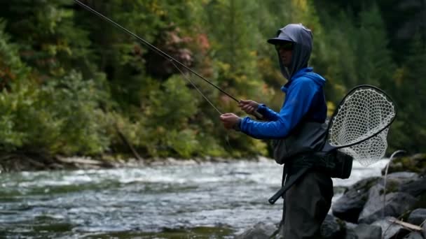 Vista Lateral Jovem Pescador Caucasiano Que Pesca Córrego Floresta Dia — Vídeo de Stock