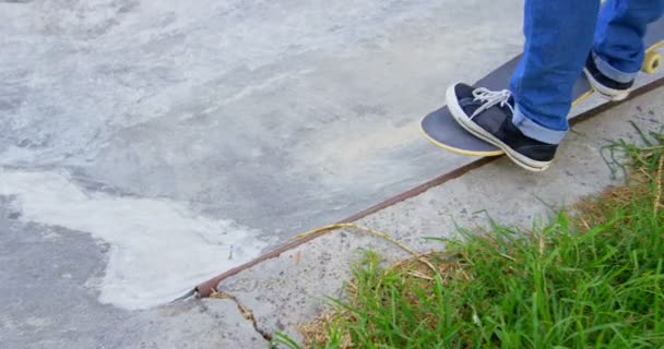 Młody Człowiek Uprawiania Skateboardingu Rampie Park Deskorolka Człowiek Skateboarding Promieniach — Wideo stockowe