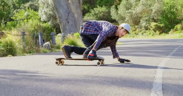 Vista Frontal Jovem Caucasiano Legal Fazendo Skate Truque Downhill Estrada — Vídeo de Stock