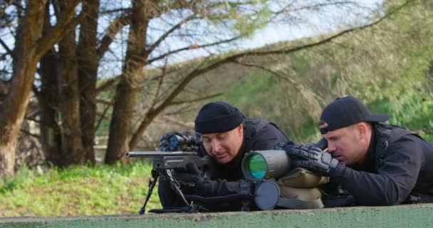 Vooraanzicht Van Kaukasische Militaire Soldaten Kijken Door Verrekijkers Riflescope Bij — Stockvideo