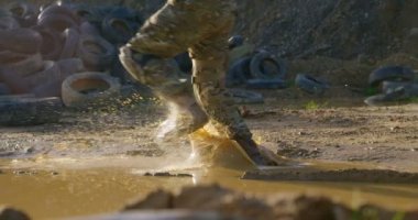 Askeri asker askeri eğitim sırasında eğitim. Düşük bölümü sırasında çalışan askeri askerlerin 4 k eğitim