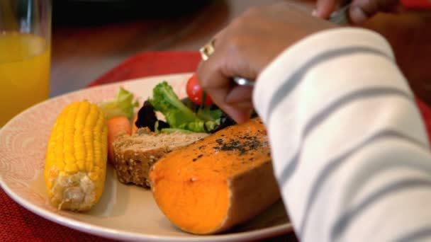 Primer Plano Mujer Negra Comiendo Comida Mesa Comedor Hogar Cómodo — Vídeos de Stock