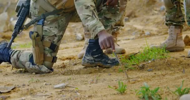 Karışık Irk Askeri Askerler Sahada Askeri Eğitim Sırasında Planlama Planı — Stok video