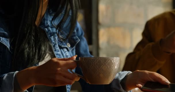 Крупный План Молодой Красивой Азиатки Пьющей Кофе Пользующейся Мобильным Телефоном — стоковое видео