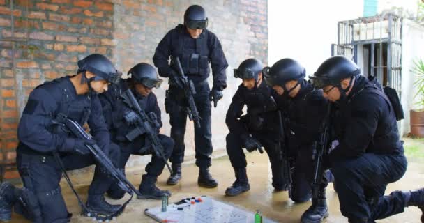 Vista Lateral Soldados Militares Raza Mixta Con Rifles Planeando Agachándose — Vídeo de stock