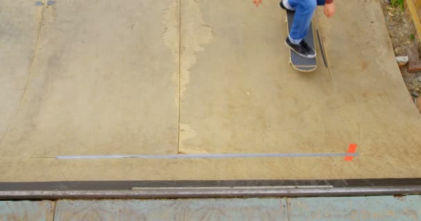 Vysoký Úhel Pohled Mladého Muže Dělá Trik Skateboardu Skateboard Rampa — Stock video