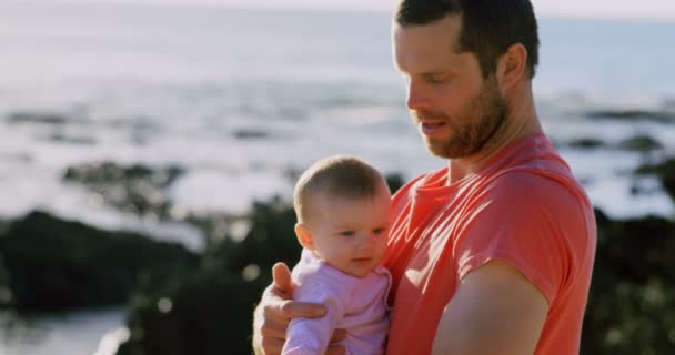 Sidovy Mitten Vuxen Kaukasiska Far Innehav Baby Stranden Solig Dag — Stockvideo