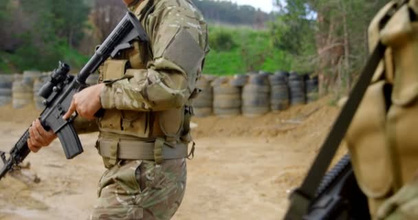 在军事训练期间 在野战中训练步枪的混血军事士兵的侧视图 他们拿着步枪 环顾4K — 图库视频影像