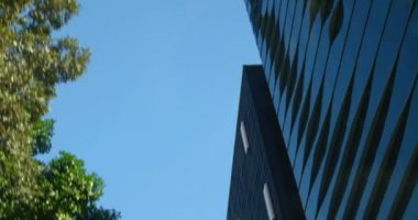Düşük açılı görünümü modern ofis binası. Güzel ve sakin gökyüzü içinde belgili tanımlık geçmiş 4k