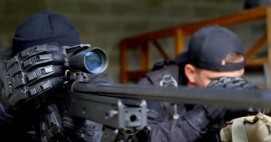 Dürbün ve eğitim, riflescope bakarak beyaz askeri askerlerin yakın çekim. Onlar 4 k yerde yatan