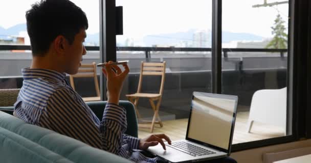 Vista Lateral Jovem Empresário Asiático Falando Celular Trabalhando Laptop Escritório — Vídeo de Stock