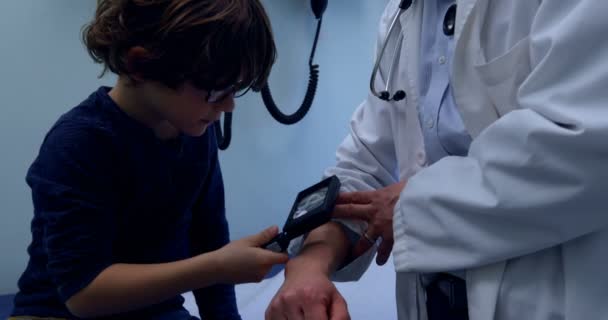 Vista Lateral Niño Caucásico Paciente Examinando Joven Médico Asiático Con — Vídeos de Stock