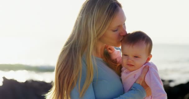 Sidovy Mitten Vuxen Kaukasiska Mamma Kysser Hennes Baby Stranden Solig — Stockvideo