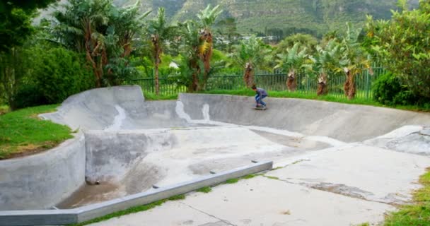 Side View Young Caucasian Man Practicing Skateboarding Ramp Skateboard Park — Stock Video