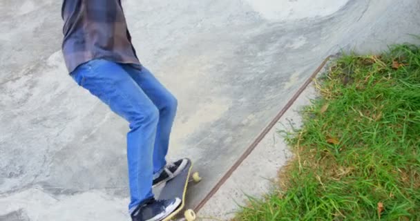 Hoge Hoekmening Van Jonge Man Beoefenen Skateboarden Oprit Skateboard Park — Stockvideo