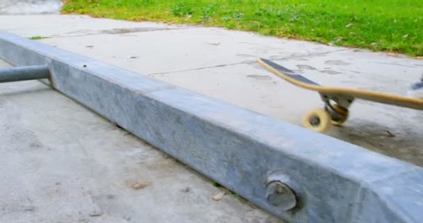 Detail Mladíka Cvičí Skateboarding Rampě Skateboardové Člověk Dělá Trik Kovovou — Stock video