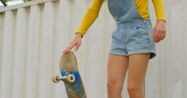 Vista Frontal Jovem Caucasiana Com Skate Rampa Quadra Skate Mulher — Vídeo de Stock