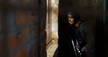 Beyaz asker askeri üssünde Askeri tatbikat sırasında önden görünümü. Yine de pencereden 4 k bakarak tüfekle asker