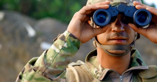 Framifrån Unga Kaukasiska Militär Soldat Observation Fältet Militär Utbildning Han — Stockvideo