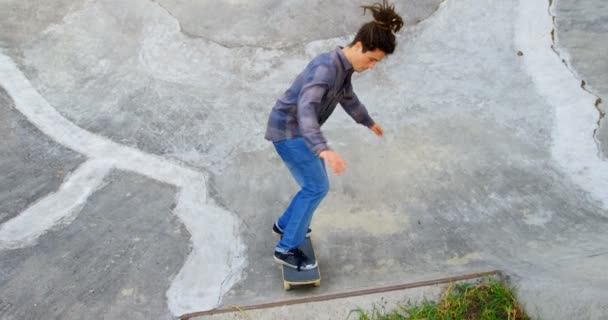 Hoge Hoekmening Van Kaukasische Jongeman Beoefenen Skateboarden Oprit Skateboard Park — Stockvideo