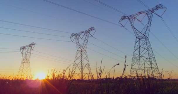 電力鉄塔日没時にフィールド上の時間の経過 の美しく 穏やかな空 — ストック動画