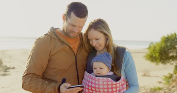 Beyaz Aile Cep Telefonuyla Kumsalda Güneşli Bir Günde Önden Görünümü — Stok video