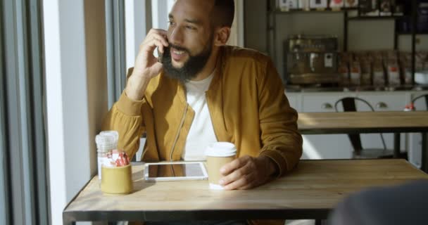 Vista Frontal Joven Asiático Feliz Hablando Por Teléfono Móvil Cafetería — Vídeos de Stock