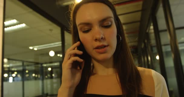 Вид Спереду Молода Кавказька Бізнес Леді Розмовляє Мобільному Телефону Ходить — стокове відео