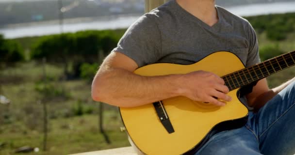 Framifrån Kaukasiska Man Sjunger Med Ögonen Stängda Medan Spelar Gitarr — Stockvideo