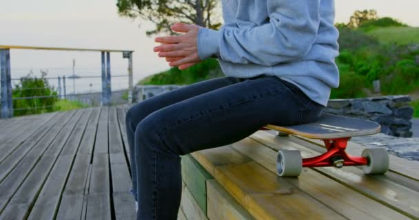 Seitenansicht Einer Jungen Kaukasischen Skateboarderin Die Beobachtungspunkt Auf Einem Skateboard — Stockvideo