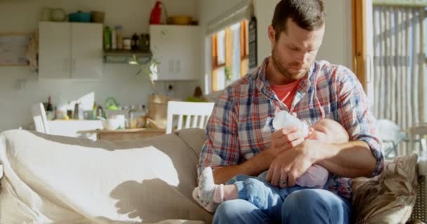 Čelní Pohled Střední Dospělý Kavkazský Otce Krmení Mléko Jeho Dítě — Stock video