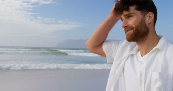 Vue Latérale Jeune Homme Caucasien Marchant Regardant Autour Plage Par — Video