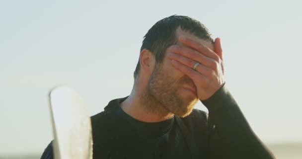 Zijaanzicht Van Halverwege Volwassene Kaukasische Mannelijke Surfer Met Surfplank Staan — Stockvideo