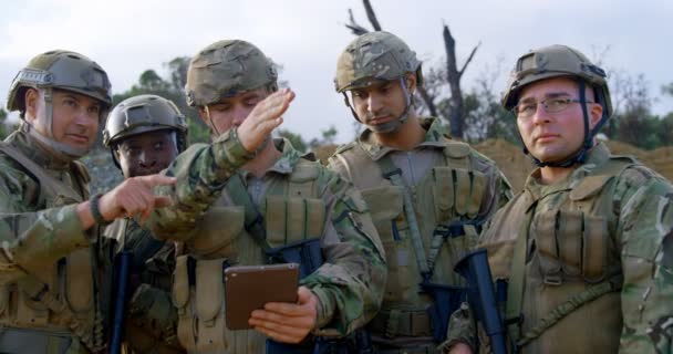 Вид Спереду Військовослужбовців Які Використовують Цифровий Планшет Під Час Тренування — стокове відео