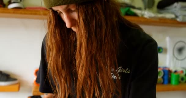 Vue Face Jeune Femme Caucasienne Appliquant Ruban Poignée Skateboard Atelier — Video