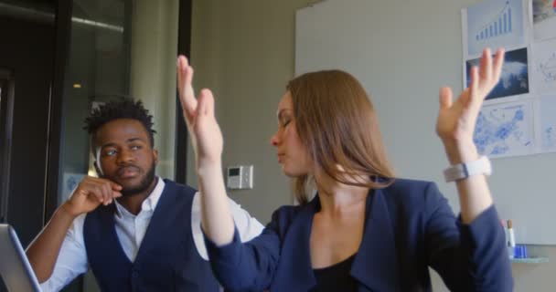 在现代化的办公室里 可以看到年轻的混血商务团队规划和笔记本电脑的侧视图 女商人手势并与商人互动4K — 图库视频影像
