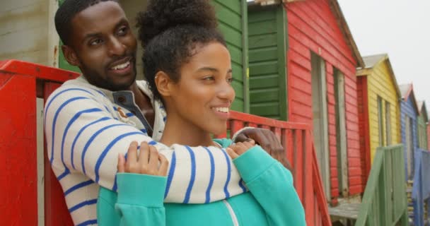 Vue Latérale Jeune Couple Noir Embrassant Regardant Mer Tout Étant — Video