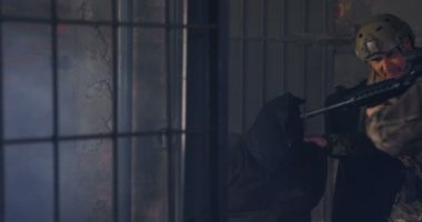Yan görünümü beyaz askeri askerlerin askeri eğitim sırasında pencereden ateş. Onlar are istimal tüfeği 4 k