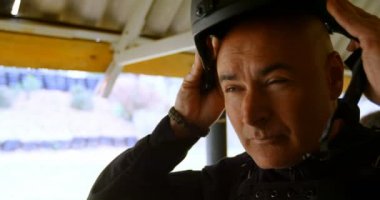 Önden Görünüm yetişkin beyaz askeri asker askeri eğitim sırasında mücadele kask giyiyor. Askeri asker holding mücadele kask. Bir eğitim askeri asker 4k