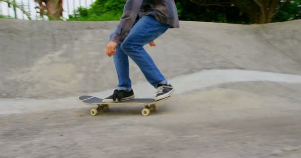 Vista Frontale Del Giovane Caucasico Che Pratica Skateboard Sulla Rampa — Video Stock