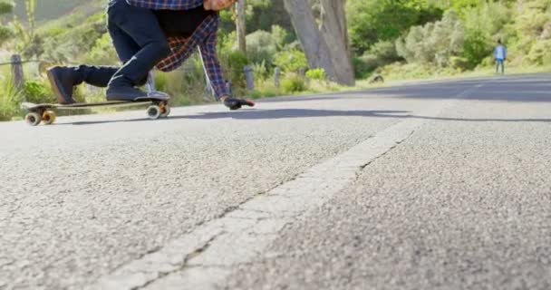 Vista Lateral Jovem Caucasiano Legal Fazendo Skate Truque Downhill Estrada — Vídeo de Stock