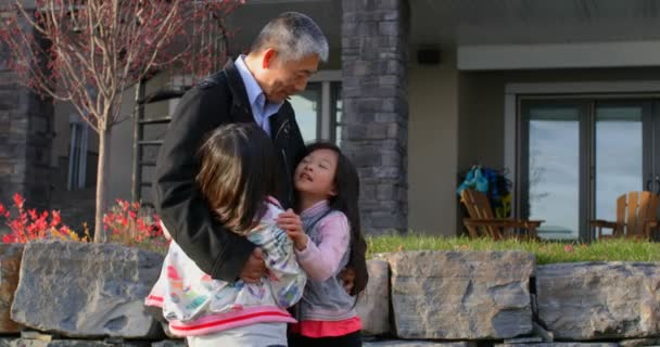 Vista Frontal Del Anciano Abuelo Asiático Abrazando Sus Nietas Fuera — Vídeo de stock