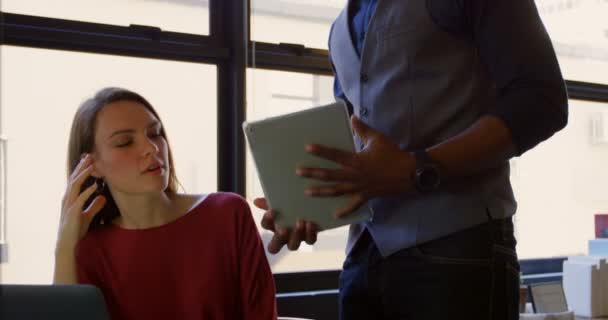 Vooraanzicht Van Jonge Cool Gemengd Ras Business Team Planning Werkzaam — Stockvideo