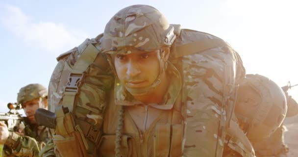 Vista Frontal Del Entrenamiento Soldados Militares Durante Entrenamiento Militar Soldado — Vídeo de stock