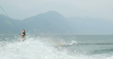 Önden Görünümü üzerinde şehir nehre wakeboard yapan beyaz delikanlı. Wakeboard ip 4 k tutan binici