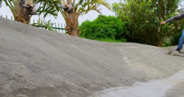 Beyaz delikanlı kaykay Kaykay Parkı içinde rampa üzerinde pratik düşük açılı görünümü. Adam 4 k gün ışığında kaykay