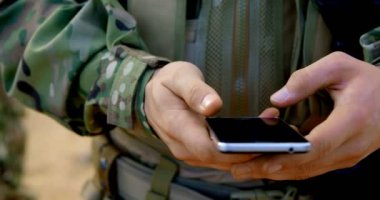 Beyaz askeri asker askeri eğitim sırasında cep telefonuyla orta bölümü. O denetleme ve manifatura cep telefonu 4 k