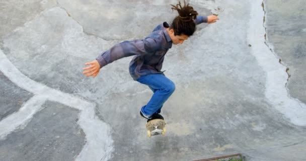 Hoge Hoekmening Van Kaukasische Jongeman Beoefenen Skateboarden Oprit Skateboard Park — Stockvideo