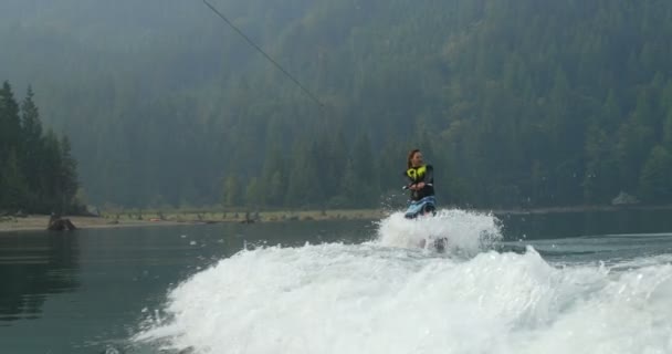 Framifrån Kaukasiska Ung Man Gör Tricks Wakeboard Floden Staden Ryttaren — Stockvideo