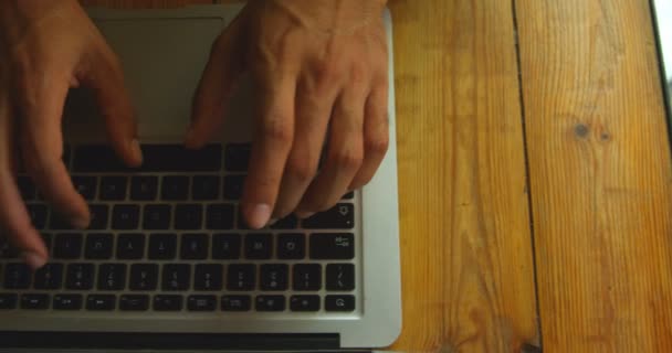 Hochwinkel Ansicht Des Menschen Mit Laptop Café Nahaufnahme Eines Mannes — Stockvideo